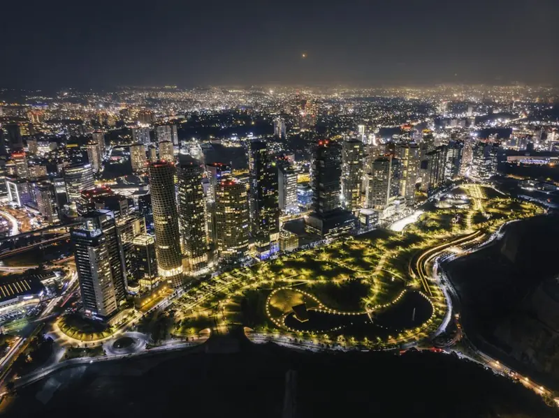 Vista aérea nocturna de la Ciudad de México con edificios iluminados